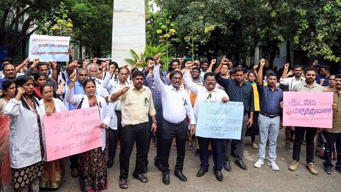 Federation of All Doctors Associations members stage a protest against the stabbing of KCSSH Hospital doctor | ANI