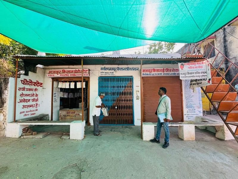 मजदूर किसान शक्ति संगठन (MKSS) राजसमंद के भीम में एक ई-मित्र केंद्र संचालित करता है, जो निवासियों को पेंशन आवेदन जैसी सरकारी सेवाओं तक पहुंचने में मदद करता है | फोटो: वंदना मेनन/दिप्रिंट