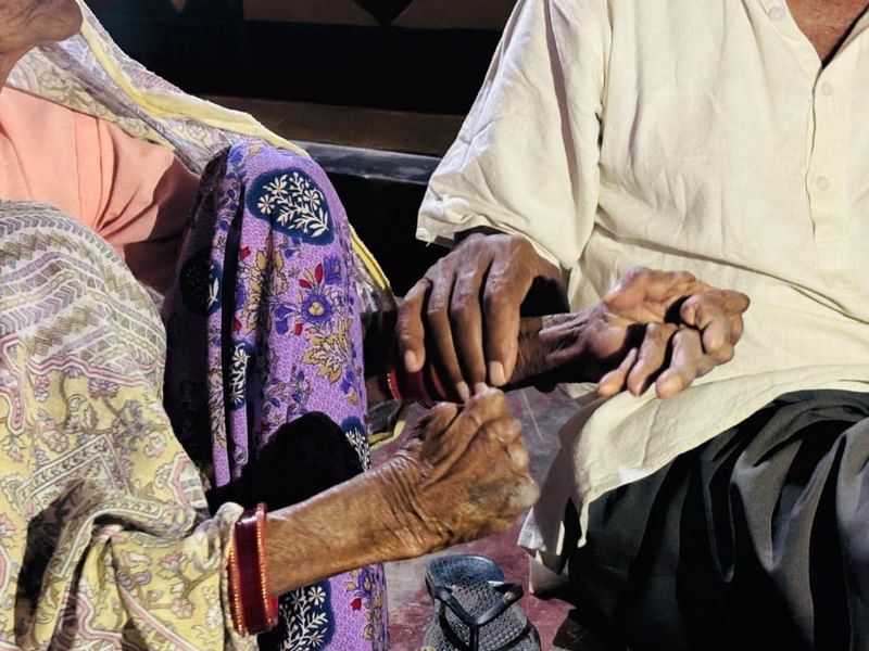 लक्ष्मी देवी के हाथ इतने टेढ़े और मुड़े हुए हैं कि उनकी उंगलियों के निशान नहीं लिए जा सकते, जिससे वे इस उलझन में हैं कि अपनी पेंशन को कैसे बहाल करें | फोटो: वंदना मेनन/दिप्रिंट