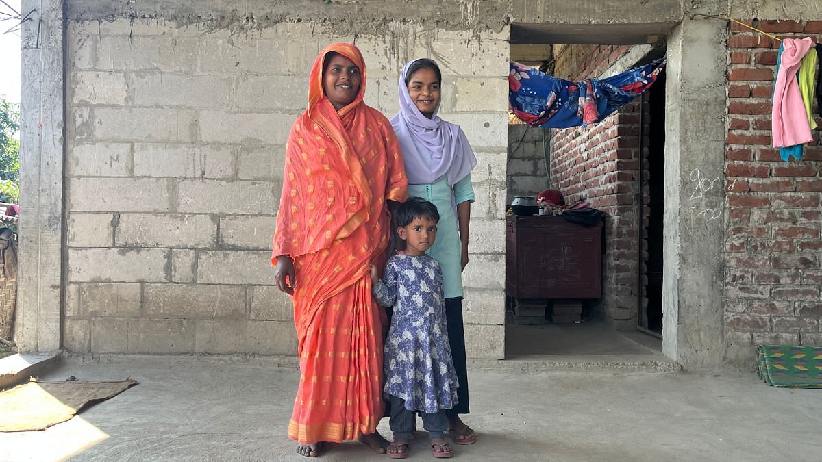 नरगिस, उनकी मां संतारा खातून और उनकी बहन अपने घर के सामने खड़ी हैं | फोटो: नूतन शर्मा/दिप्रिंट