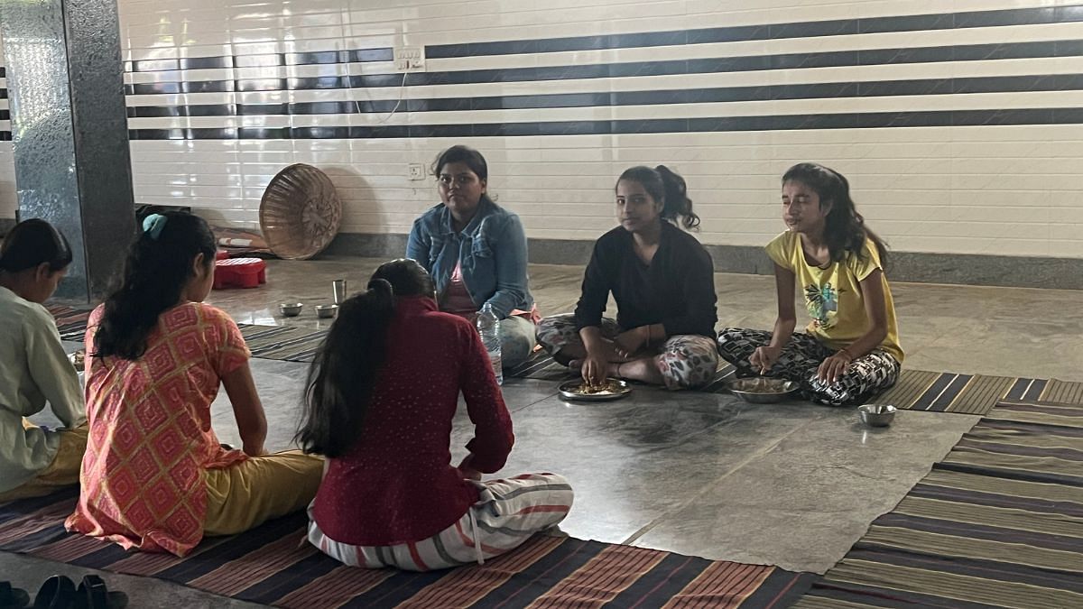 सेंटर में उन्हें दिन में तीन बार मुफ्त भोजन, शेयरिंग कमरे, वाईफाई और लैपटॉप मिलते हैं | फोटो: नूतन शर्मा/दिप्रिंट