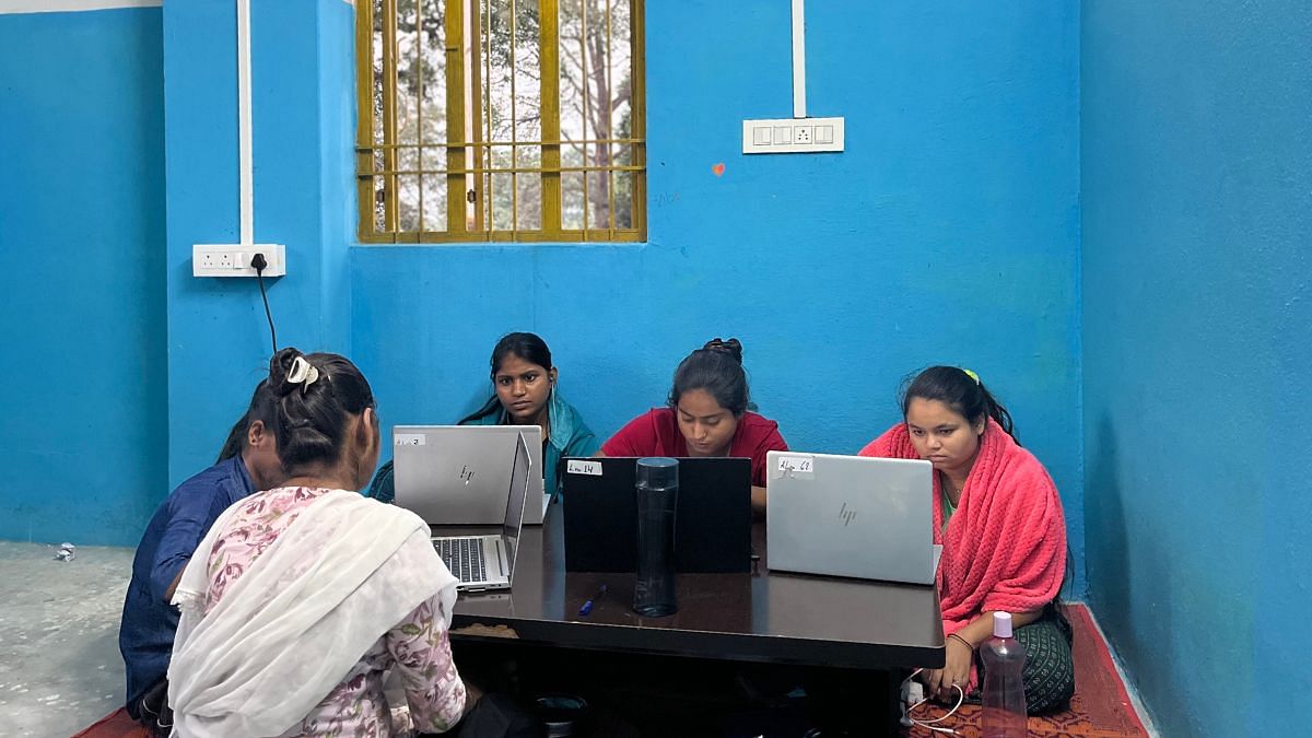 हो सकता है कि इसमें फैंसी लैब या स्मार्ट बोर्ड न हों, लेकिन स्कूल ऑफ प्रोग्रामिंग में ट्रेनिंग कठोर है | फोटो: नूतन शर्मा/दिप्रिंट