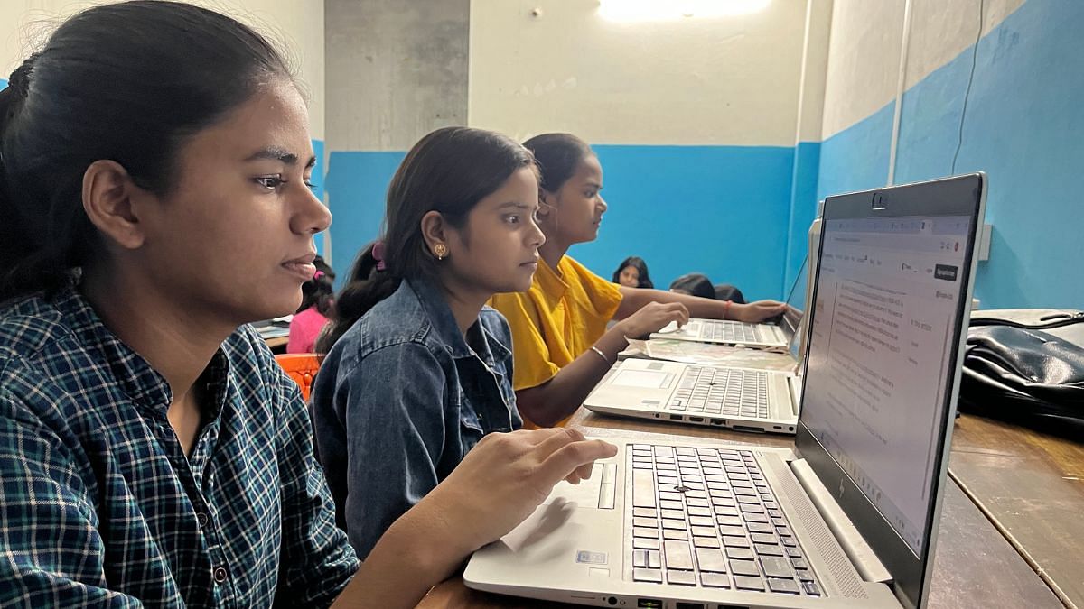 युवा महिलाएं स्कूल द्वारा दिए गए अपने एचपी लैपटॉप पर प्रैक्टिस करती हुई | फोटो: नूतन शर्मा/द प्रिंट