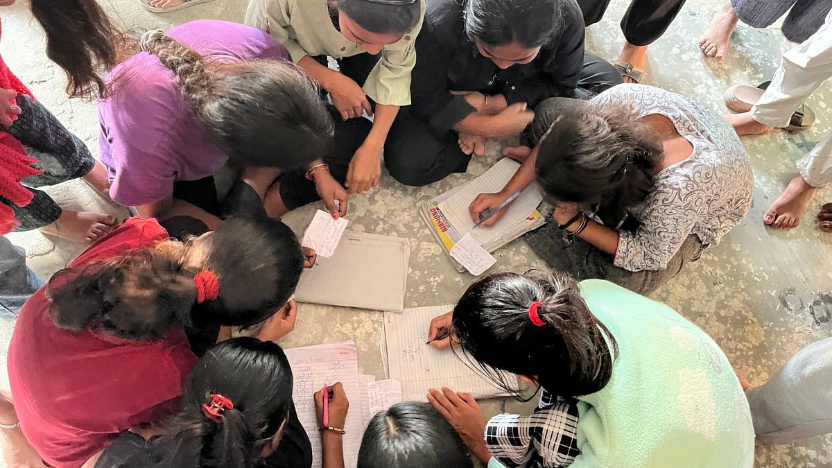 स्कूल ऑफ प्रोग्रामिंग में स्टूडेंट्स काम पूरा करते हुए | फोटो: नूतन शर्मा/दिप्रिंट