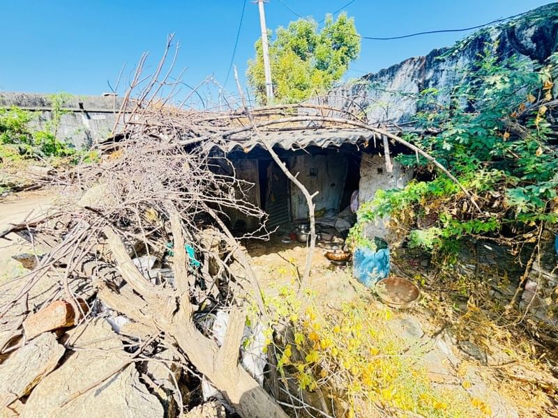 धोती गांव में मीणा राम की जर्जर झोपड़ी. डिजिटल प्रक्रियाएं उनके जैसे कई लोगों के लिए दुर्गम हैं | फोटो: वंदना मेनन/दिप्रिंट