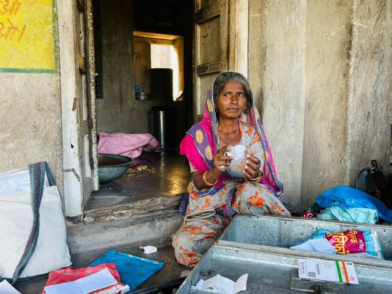 प्यारी देवी अपने दो विकलांग बेटों पर नज़र रखती हैं. उन्हें महीनों से उनकी विकलांगता पेंशन नहीं मिली है, जिससे परिवार संघर्ष कर रहा है | फोटो: वंदना मेनन/दिप्रिंट