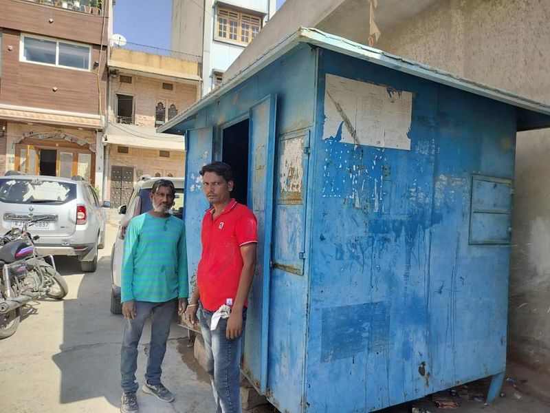 जोधपुर में वाल्मीकि सफाई कर्मचारी. उनका कहना है कि उन्हें बिना किसी सेफ्टी गियर के गटर साफ करने पड़ते हैं | फोटो: शुभांगी मिश्रा/दिप्रिंट