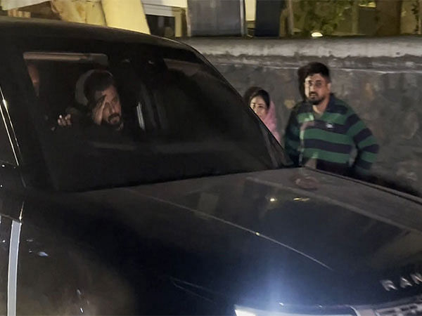 Salman Khan enters in style at brother Sohail Khan's birthday bash