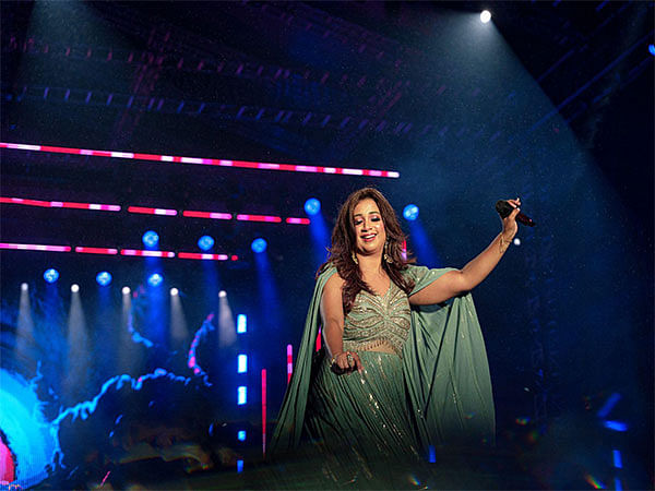 Shreya Ghoshal Mesmerises Fans at Hyderabad's Record-Breaking Concert with Richika Dadheech's Grand Gesture