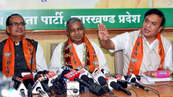 File photo of Union Minister Shivraj Singh Chouhan (left) and Assam Chief Minister Himanta Biswa Sarma (right) with BJP Jharkhand president Babulal Marandi at a press conference in Ranchi | ANI