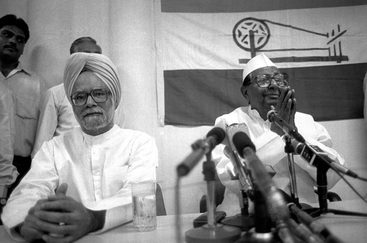 Singh addresses a press conference with Sitaram Kesri (right), who was the Congress president at the time. | Photo: Praveen Jain