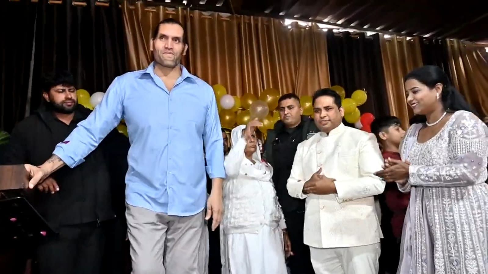 इसके बाद समारोह चर्च में शुरू हुआ, जहां पूर्व WWE पहलवान खली मौजूद थे | फोटो: स्पेशल अरेंजमेंट