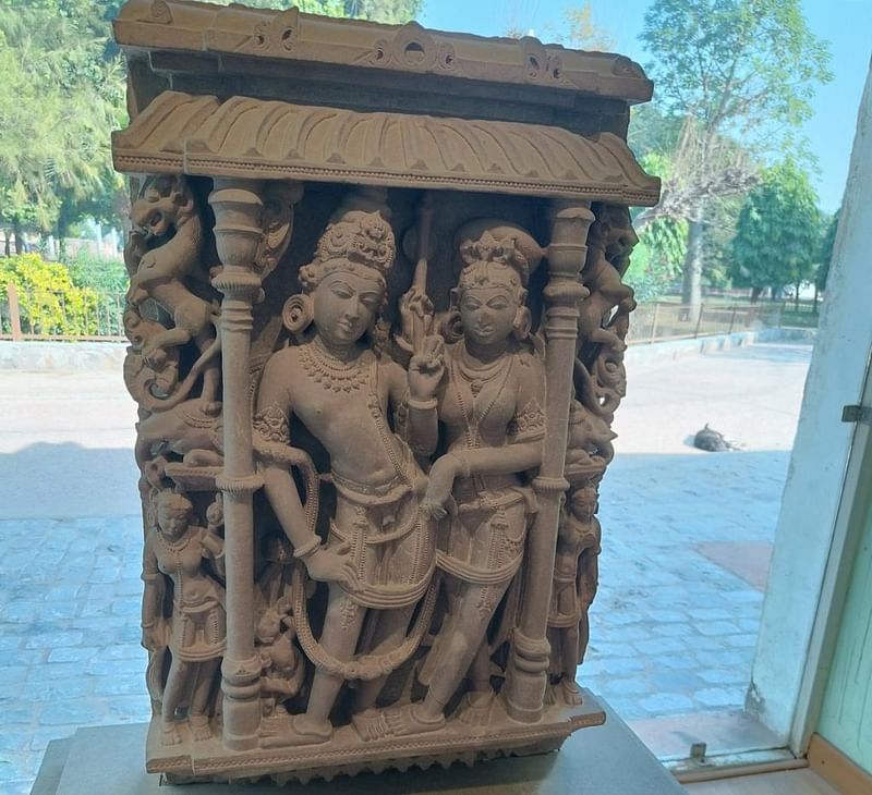 कोटा में एक विष्णु मंदिर के खंडहरों से चुराई गई पहली सदी की बलुआ पत्थर की मिथुन मूर्ति | फोटो: कृष्ण मुरारी/दिप्रिंट