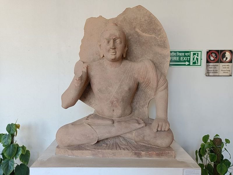 मथुरा, उत्तर प्रदेश से आई बैठी हुई बुद्ध की मूर्ति वर्तमान में दिल्ली के राष्ट्रीय संग्रहालय में प्रदर्शित है | फोटो: कृष्ण मुरारी/दिप्रिंट