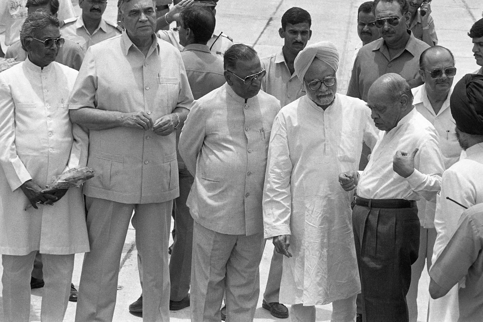 Singh was the finance minister under PM Narasimha Rao (second from right). The two initiated India’s economic liberalisation in 1991. S.B. Chavan (second from left) was also a finance minister in Rajiv Gandhi govt. Congress leaders Balram Jakhar and Arjun Singh flank the three on left and right respectively. | Photo: Praveen Jain