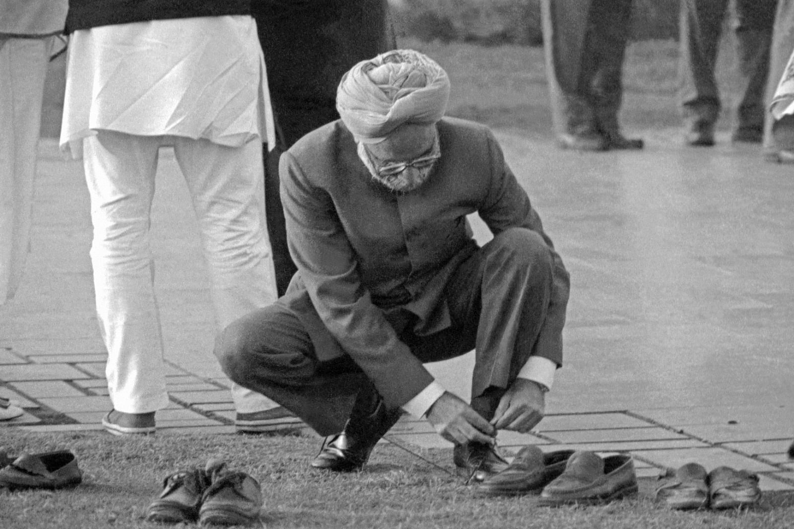 Manmohan Singh ties his shoe laces at Rajiv Gandhi's memorial Veer Bhumi. | Photo: Praveen Jain