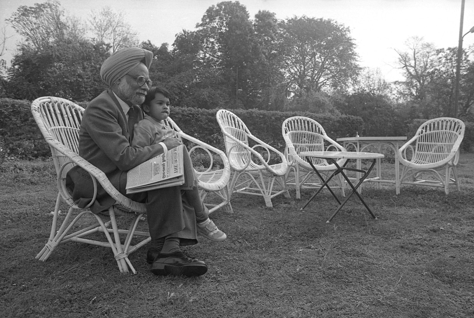 Manmohan Singh sitting with his grandson when he was the Finance Minister | Photo: Praveen Jain