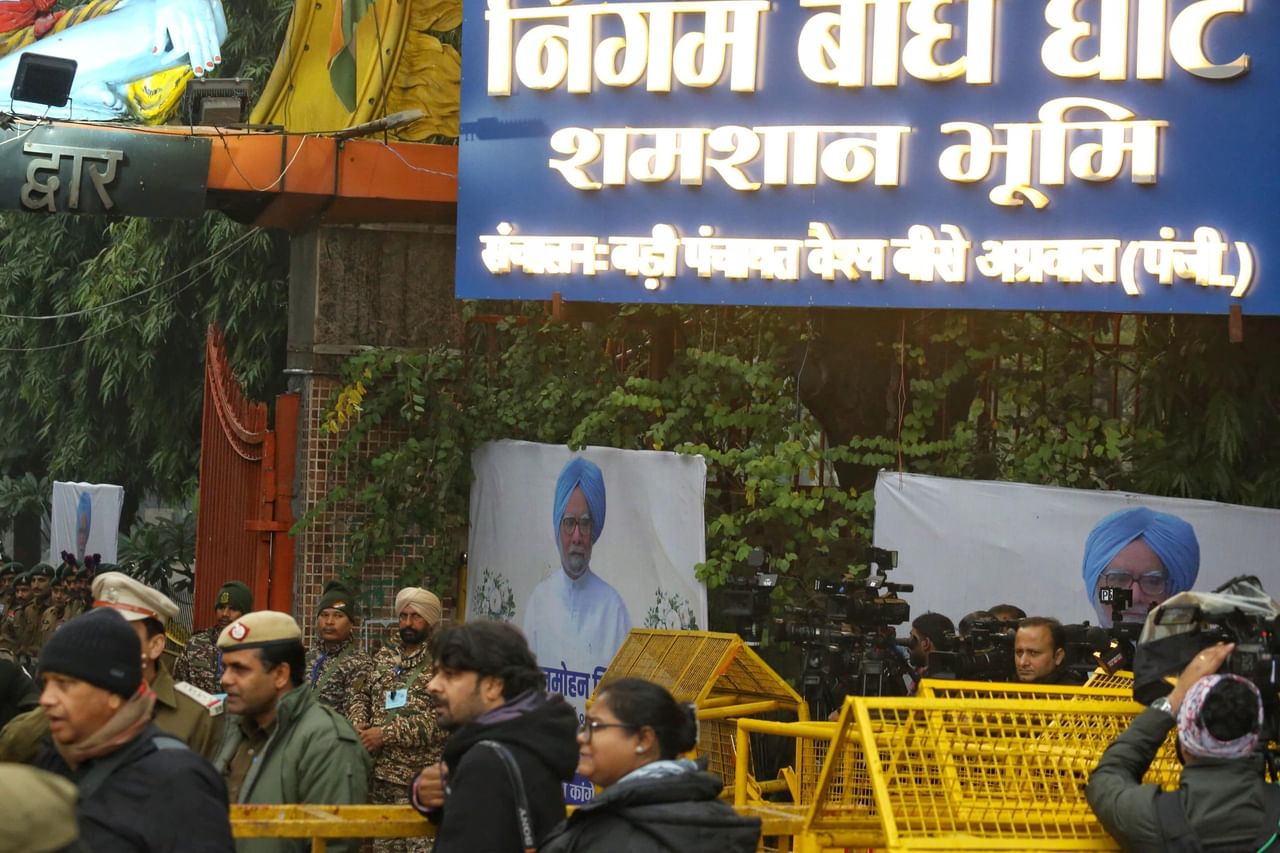 निगमबोध घाट पर अंतिम संस्कार स्थल के अंदर मीडियाकर्मियों को जाने की अनुमति नहीं दी गई | फोटो:प्रवीण जैन/दिप्रिंट