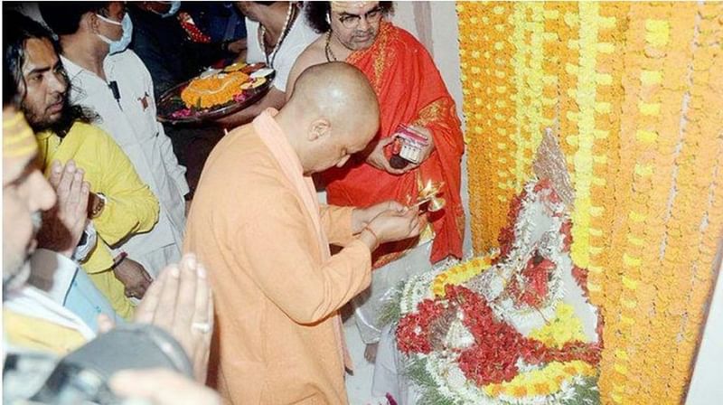 उत्तर प्रदेश के मुख्यमंत्री योगी आदित्यनाथ ने वाराणसी में “108 साल बाद” अन्नपूर्णा की मूर्ति स्थापित की. उन्होंने एक्स पर लिखा, “आज काशी में एक उत्सवी दिन था” | फोटो: एक्स/@myogiadityanath
