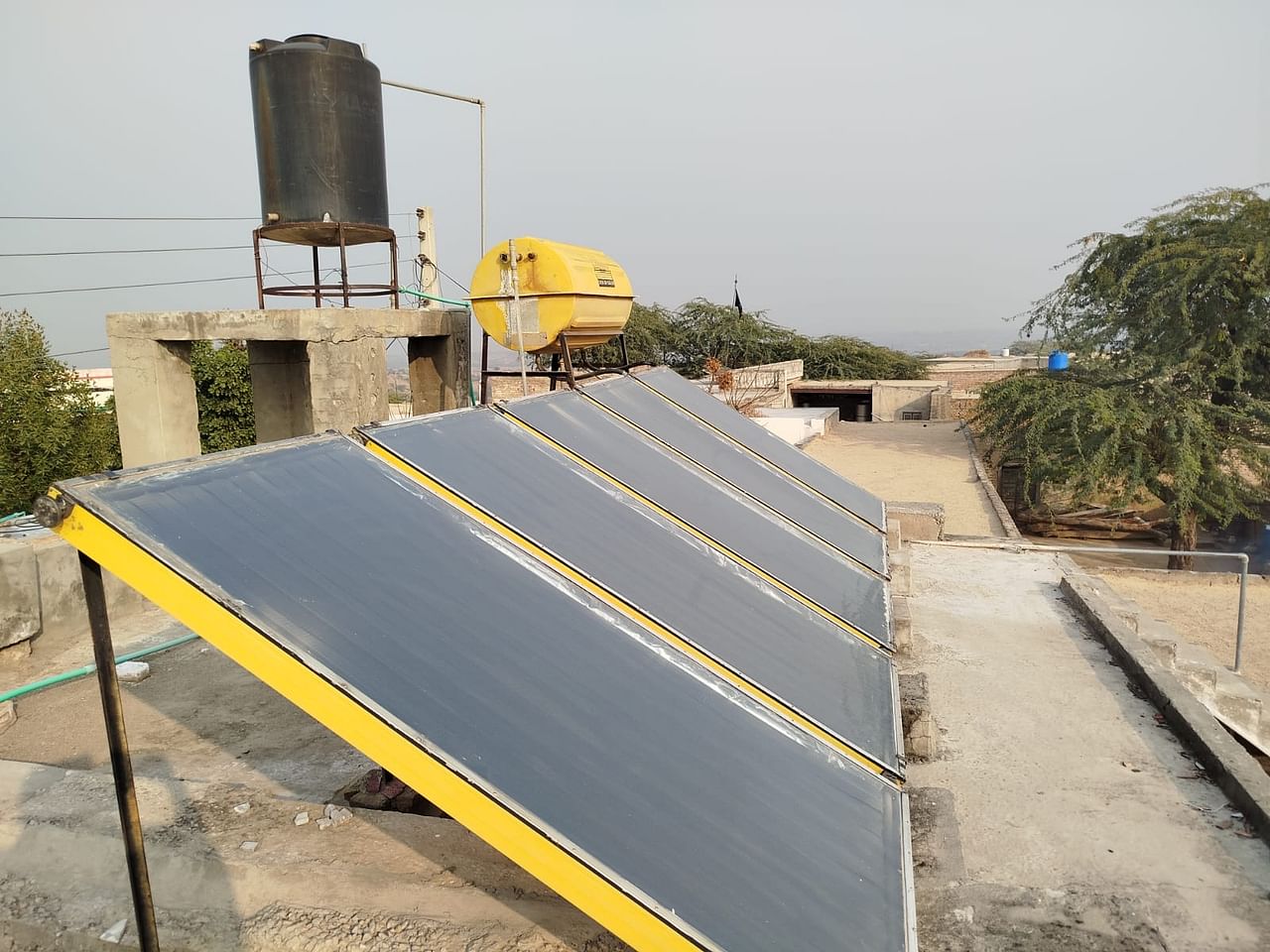 मनमोहन सिंह के प्रधानमंत्री बनने के बाद गाह गांव में लगाए गए सोलर पैनल | फोटो: स्पेशल अरेंजमेंट/दिप्रिंट