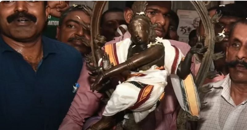 16वीं सदी की नटराज मूर्ति को कल्लिदाईकुरिची में उसके मूल मंदिर में वापस लाया जा रहा है | यूट्यूब स्क्रीनग्रैब