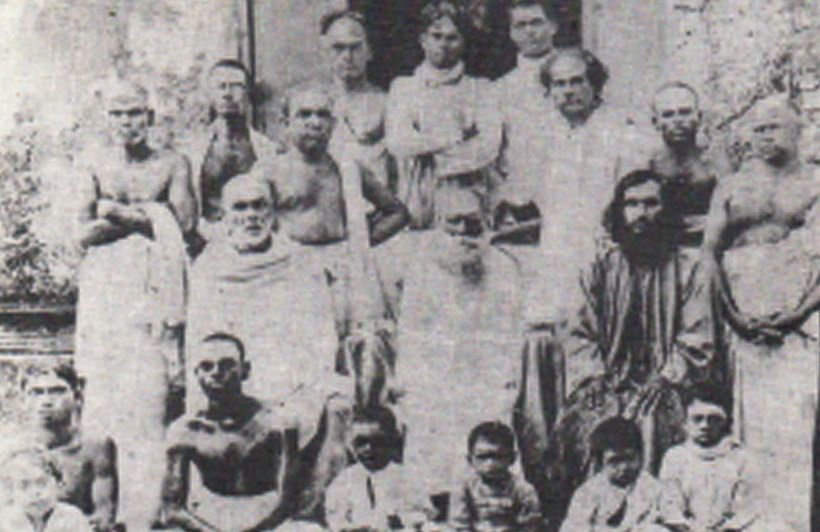 Narayana Guru with his contemporary and fellow ascetic-reformer, Chattambi Swamikal (centre) | Photo sourced from Kottukoyikkal Velayudhan's 'Sreenarayanaguru Jeevithacharithram'