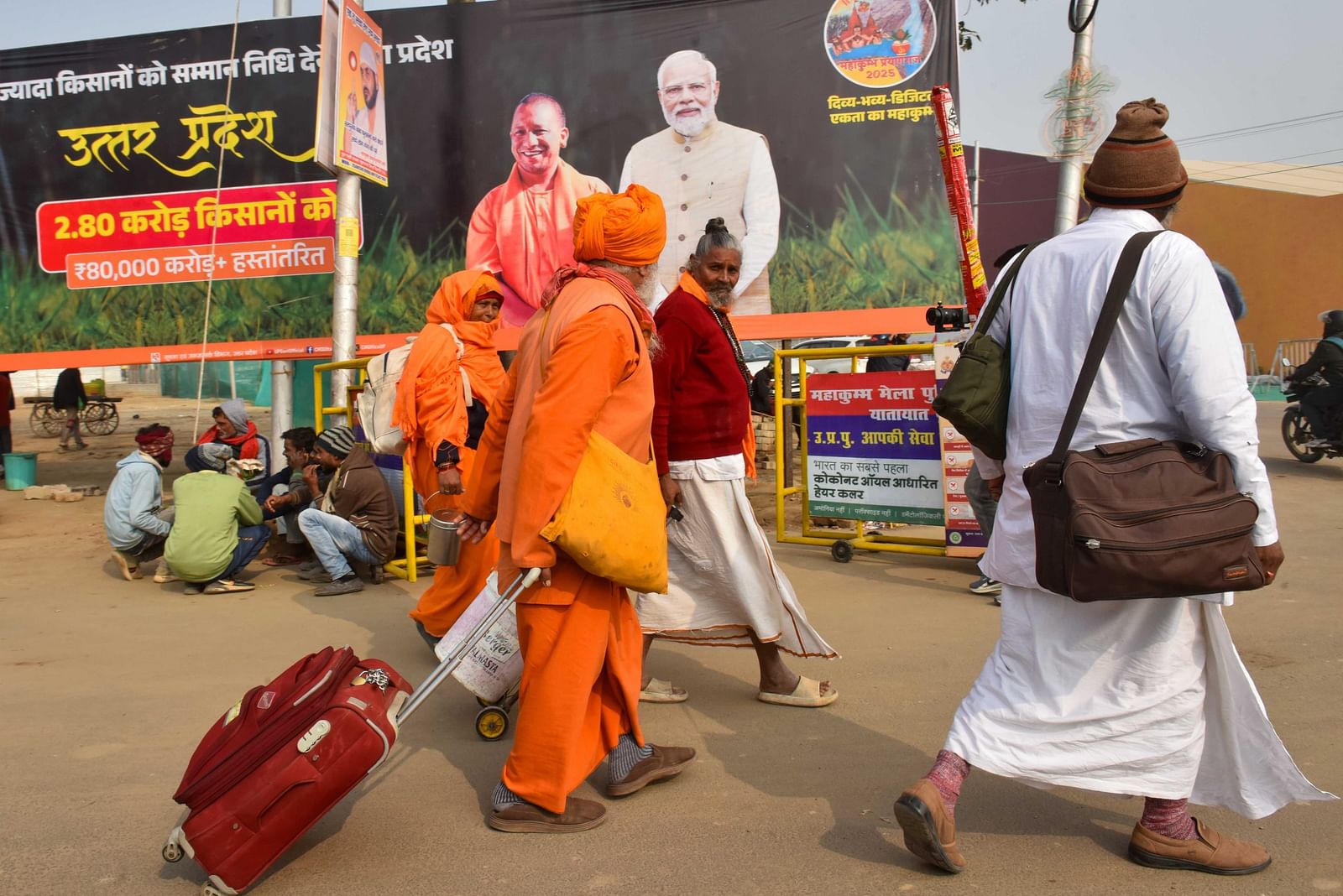 मेला स्थल पर पहुंचते श्रद्धालु | फोटो: सूरज सिंह बिष्ट/दिप्रिंट