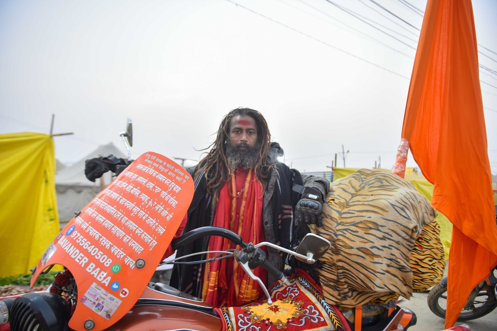 अपनी बाइक बजाज एवेंजर के साथ बुलेट बाबा | फोटो: सूरज सिंह बिष्ट/दिप्रिंट