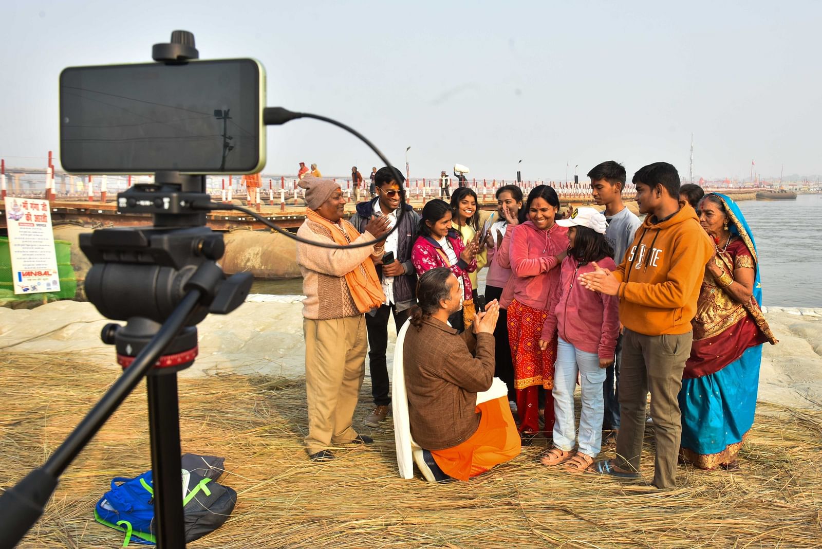 महाकुंभ मेले में अपने फॉलोअर्स के साथ डिजिटल बाबा | फोटो: सूरज सिंह बिष्ट/दिप्रिंट