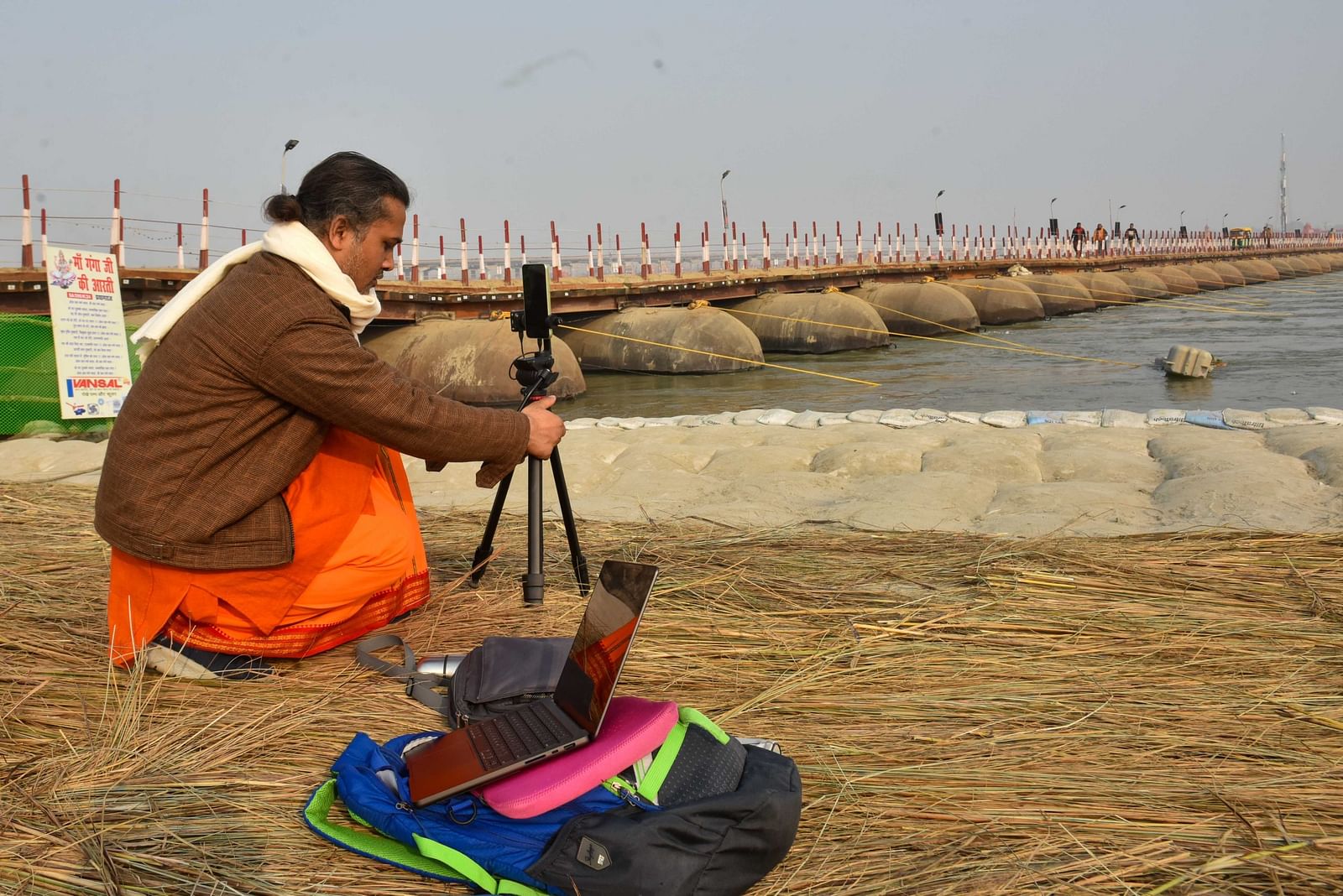 गंगा के तट पर अपना ट्राइपॉड लगाते हुए डिजिटल बाबा | फोटो: फोटो: सूरज सिंह बिष्ट/दिप्रिंट