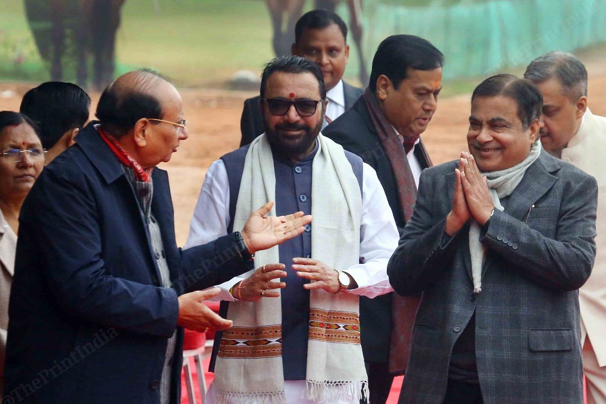 Union Minister Nitin Gadkari greets Delhi Lieutenant Governor Vinai Kumar Saxena | Praveen Jain | ThePrint
