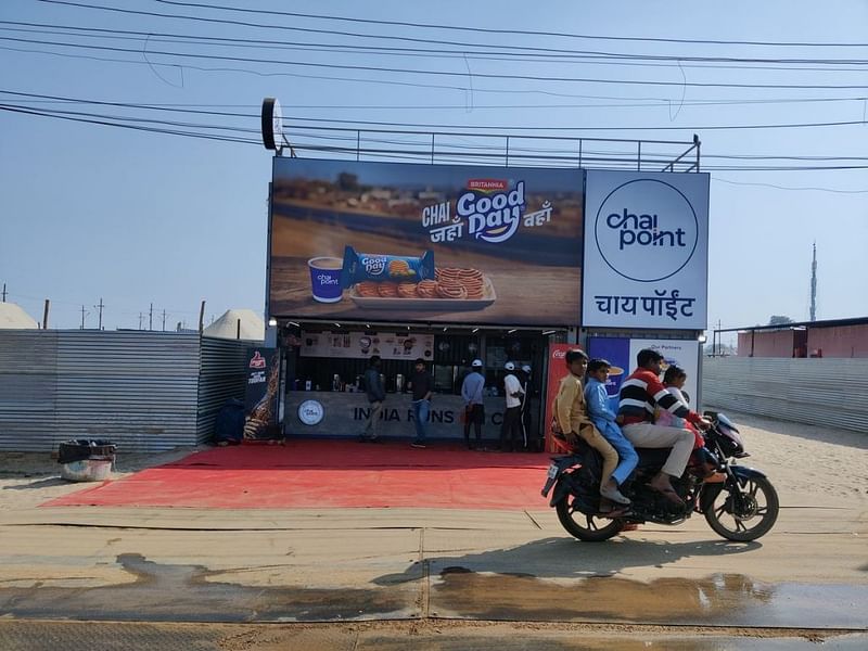 टेंट सिटी में एक चाय प्वाइंट, डोमिनोज, पिज्जा हट और बरिस्ता भी अमीर मेहमानों के खाने-पीने के शौक को पूरा करने के लिए मौजूद हैं | फोटो: कृष्ण मुरारी/दिप्रिंट