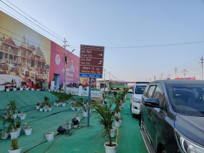 सेक्टर 25 में टेंट सिटी और डोम सिटी की ओर इशारा करते हुए एक साइनबोर्ड | फोटो: कृष्ण मुरारी/दिप्रिंट