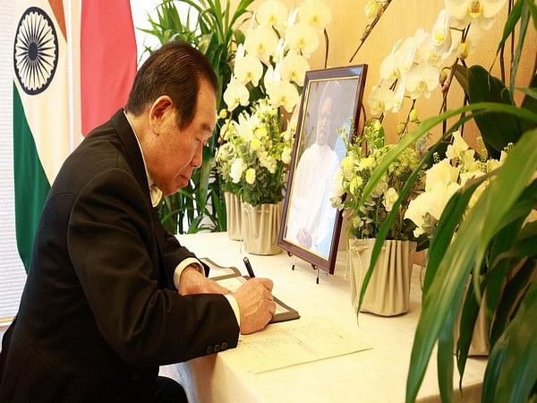Japan's House of Representatives Speaker signs condolence book in memory of former PM Manmohan Singh Japan's House of Representatives Speaker signs condolence book in memory of former PM Manmohan Singh