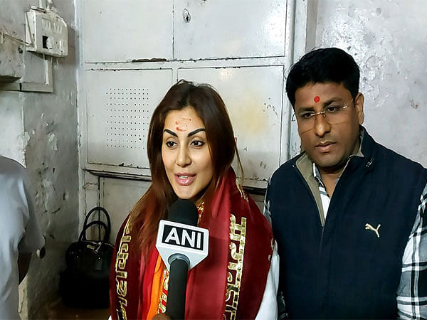 Actress Rimi Sen visits Ujjain's Mahakaleshwar temple
