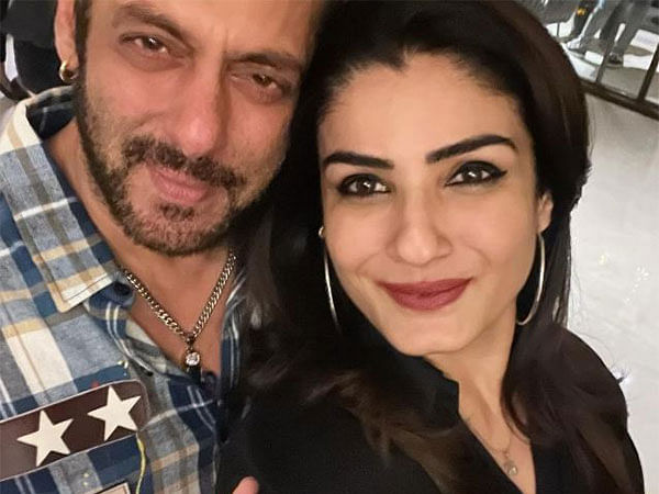 Raveena Tandon dances with Salman Khan on 'Pyar Dilon Ka Mela Hai' song