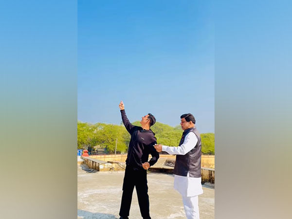 Akshay Kumar celebrates Makar Sankranti on sets of 'Bhooth Bangla', shares video of him flying a kite with Paresh Rawal
