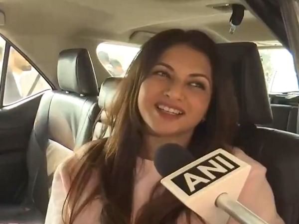 Bhagyashree visits Prayagraj with family, says 