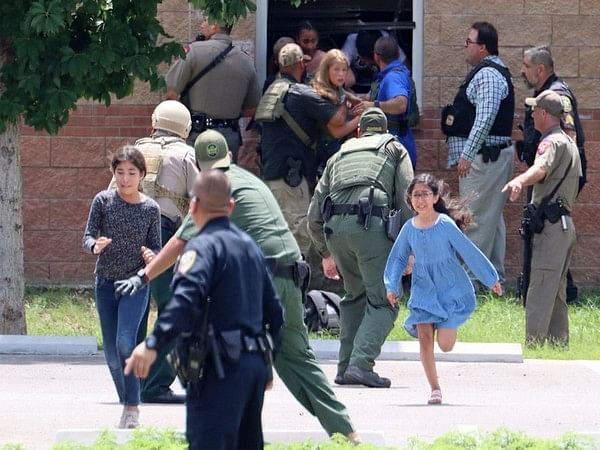 US: 1 killed in Nashville School cafeteria shooting, teen shooter kills self US: 1 killed in Nashville School cafeteria shooting, teen shooter kills self