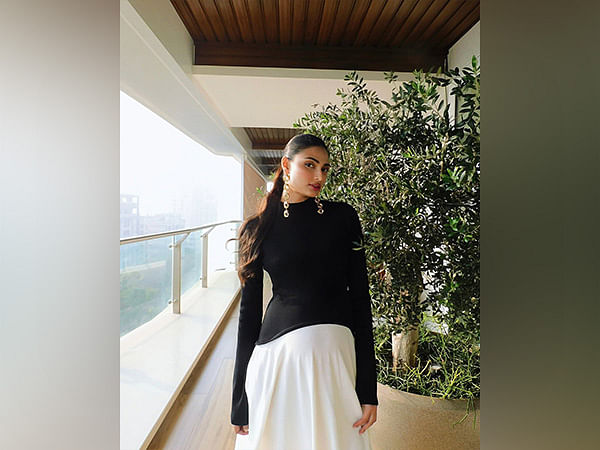 Athiya Shetty flaunts baby bump in new pictures, check out