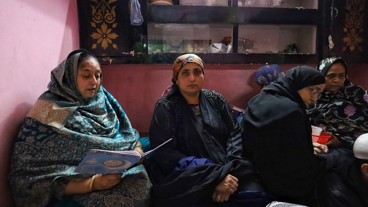 परिवार को सांत्वना देने के लिए शहीदीन के घर पहुंचे रिश्तेदार | फोटो: मनीषा मंडल/दिप्रिंट