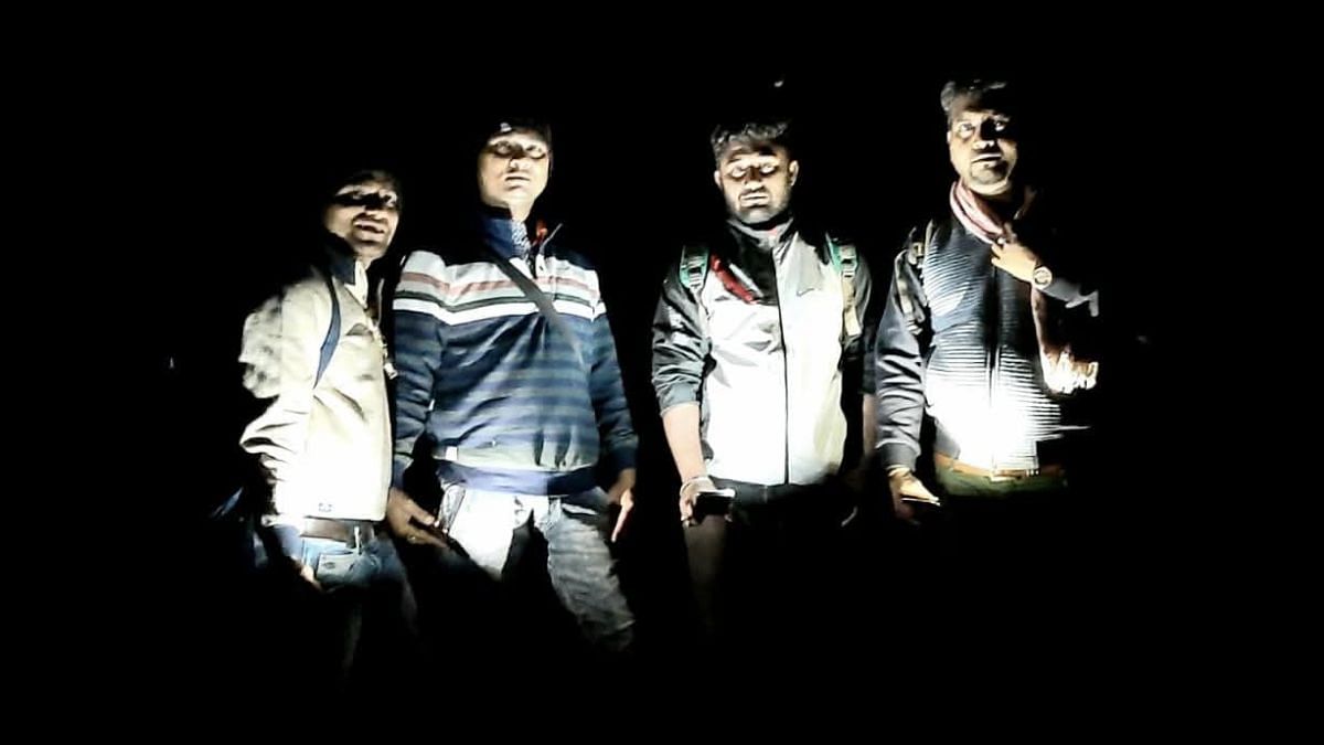 मुकेश चंद्राकर, गणेश मिश्रा, चेतन और रंजन दास बीजापुर के अंदरूनी इलाके में असाइनमेंट पर | फोटो: स्पेशल अरेंजमेंट