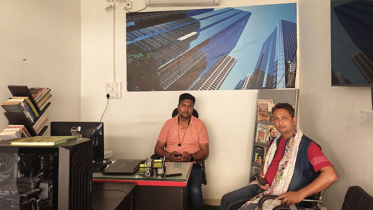 रंजन दास और गणेश मिश्रा बीजापुर में अपने कार्यालय में जहां से मुकेश चंद्राकर काम किया करते थे | फोटो: मयंक कुमार/दिप्रिंट