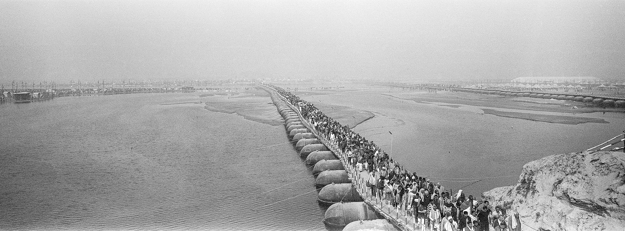 Ardh Kumbh Mela 2019: Pilgrims cross a pontoon bridge | Image from the book 'Amongst The Believers: The Kumbh Mela at Prayag' by Prashant Panjiar published by Arthshila Trust