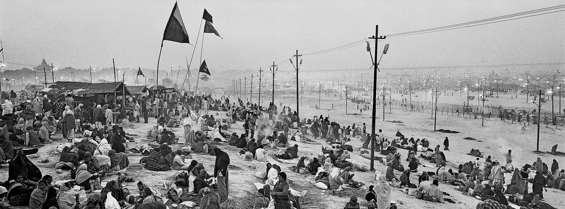 Ardh Kumbh Mela 2007: Pilgrims camp out in the open near the Sangam the night before the most auspicious bathing day of Mauni Amavasya | Image from the book 'Amongst The Believers: The Kumbh Mela at Prayag' by Prashant Panjiar published by Arthshila Trust