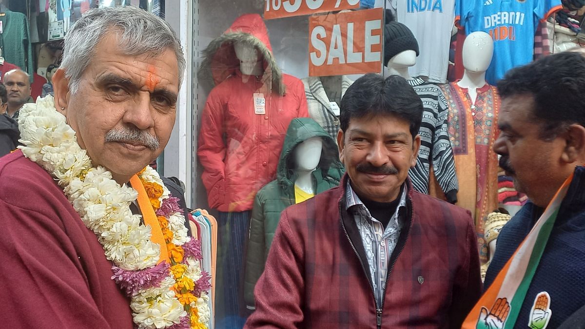 नई दिल्ली के सरोजिनी नगर मार्केट में रहने वाले निवासी के साथ संदीप दीक्षित | फोटो: प्रशांत श्रीवास्तव/दिप्रिंट