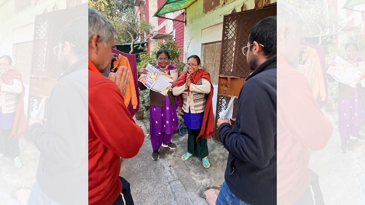 संदीप दीक्षित नई दिल्ली के वेस्ट किदवई नगर में डोर-टू-डोर कैंपेन के दौरान | फोटो: स्पेशल अरेंजमेंट