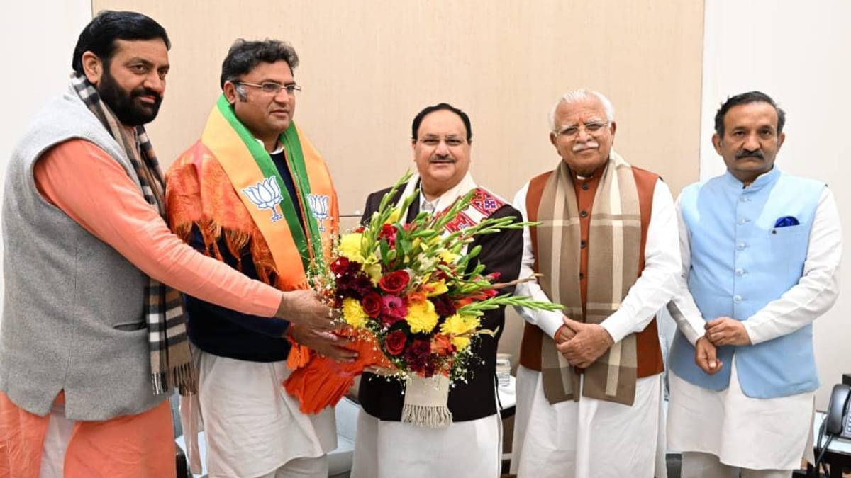 (बाएं से) नायब सैनी, अशोक तंवर, भाजपा अध्यक्ष जे.पी. नड्डा, मनोहर लाल खट्टर और तरुण भंडारी, जब तंवर पिछले साल जनवरी में भाजपा में शामिल हुए थे | फोटो: तरुण भंडारी का फेसबुक पेज