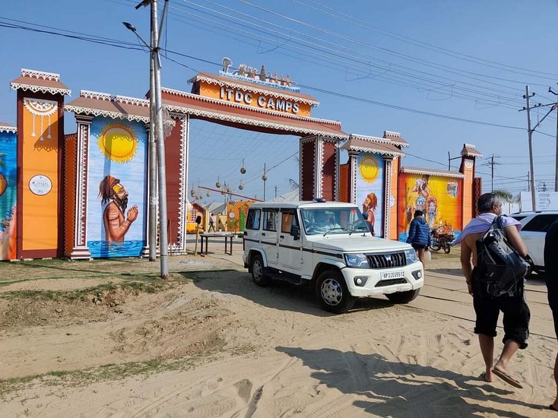 शानदार ITDC कैंप का प्रवेश द्वार. दीवारों पर सभी पेंटिंग हाथ से बनाई गई हैं | फोटो: कृष्ण मुरारी/दिप्रिंट