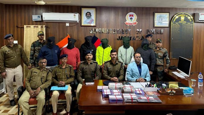 Jamtara district police with the six arrested suspects | Photo: X, @jamtarapolice